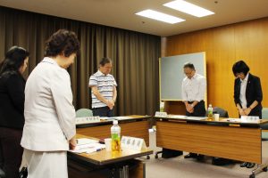 被害男児に黙禱をささげる検証部会の委員