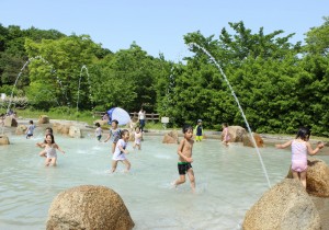 水浴びを楽しむ子供たち