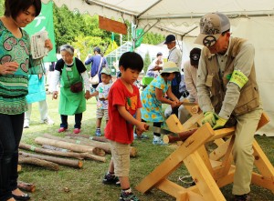「丸太切り」体験に挑戦する子供