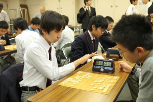 真剣な表情で盤面に向かう参加者