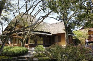 茅葺き屋根の氷心亭