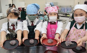 葛まんじゅうを調理した児童