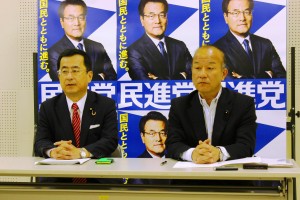 結成大会終了後、会見を開く藤野良次幹事長（右）と前川清成氏