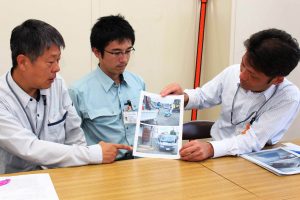 現地での作業を振り返る小島課長補佐(左)ら