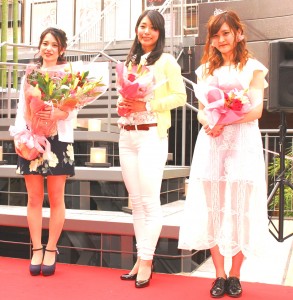 グランプリに選ばれた(左から)仁科さん、堀井さん、桝本さん