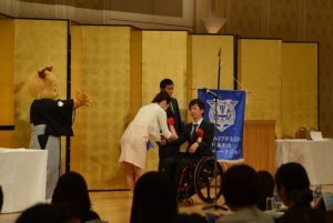 表彰式では学生援護賞の受賞者らに賞状などが手渡された