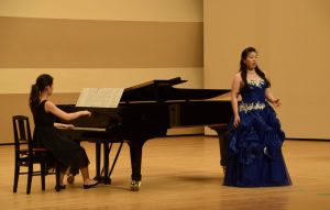 モーツァルトの歌劇を披露する出演者