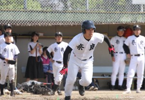 幅広い世代の選手たちが全力で白球に食らいついた