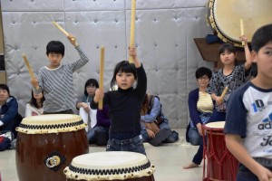 和太鼓演奏を体験する児童