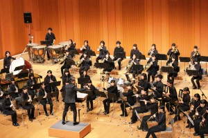息の合った華麗な演奏を披露する県立高円高校吹奏楽部