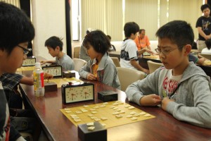 真剣な表情で盤面に向かう参加者