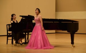 オペラを披露する出演者