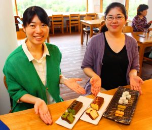 日本の調味料を使った「日本の大人のお菓子」シリーズ。抹茶や味噌のパウンドケーキ（左、中央）や醤油やほうじ茶のクッキー（右）などがある