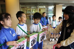 募金箱を持ち「支援募金にご協力お願いします」と大きな声で呼び掛ける児童