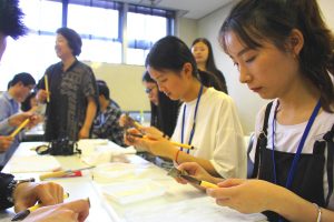 中韓の学生ら21人は真剣なまなざしで奈良筆作りに挑戦した