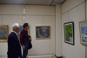 作品を鑑賞する男性