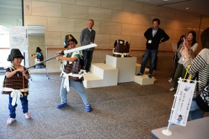 〝古代甲冑〟の衣装を着て記念撮影した児童ら