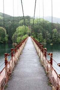 ちょっとしたスリルが味わえる下山橋
