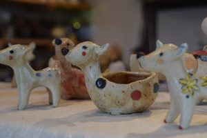 シカをかたどった置物や器