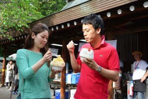 さまざまなかき氷の食べ比べを楽しむ人たち