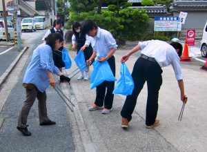 通学路を清掃する生徒ら