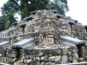 ピラミッドにも似た「頭塔」（県教委提供）