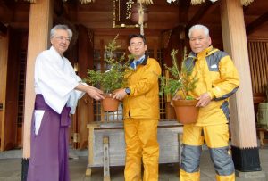 丹生川上神社上社にトガサワラの苗木を奉納する辻谷さん（右）ら