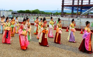 大極殿を背景に絵巻のように繰り広げられた天平行列