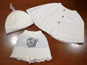 みくちゃんのマークが入ったさくらコットン製品の１つ「ベビーニットパンツ」