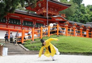 参拝者が見守る中で奉納される万葉蹴鞠