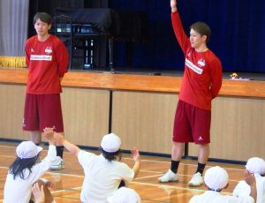 児童に指導する辻屋健選手(右)と笠原太志選手