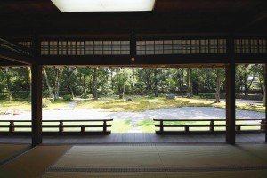 公開されている文華殿と庭園（橿原神宮提供）