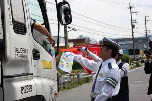 天理インターチェンジで行われた検問には県警の羽室英太郎本部長（右）も参加し、ドライバーに検問への協力を呼び掛けた