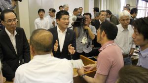 説明会終了後も市民らに応対する仲川げん市長（中央）