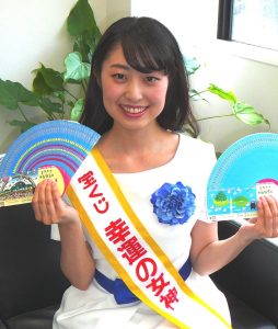 熊本地震被災地支援ドリームジャンボ宝くじのＰＲのために産経新聞奈良支局を訪問した幸運の女神の達家愛理さん