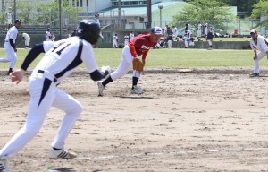 幅広い世代の選手たちが全力で白球に食らいついた