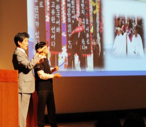 記念講演で手話言語法の重要性を訴えるビョン・スンイル理事長（手前）