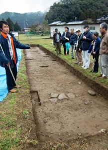 奈良時代の石組み溝底石が出土した現場