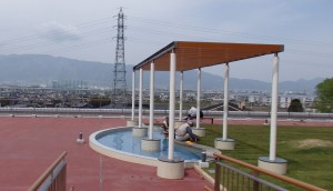 屋上にある足湯施設