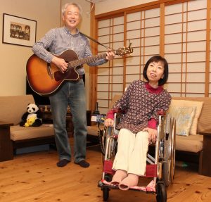 夫婦デュオ「真ちゃん・和ちゃん」の名でライブ活動を続ける阪口真治さん・和世さん