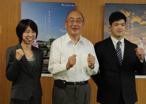 荒井知事（中央）とガッツポーズする伊藤、大野選手