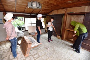 町家の掃除などして会場づくりに取り組むサポーターら