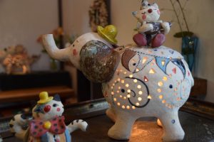 ゾウのランプシェードやネコの置物もある