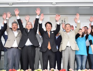無投票で再選が決まりバンザイする吉田弘明氏