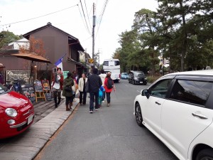 歩道が整備される前の奈良公園の県庁東－大仏殿交差点付近。歩行者のすぐそばを車が通っていた