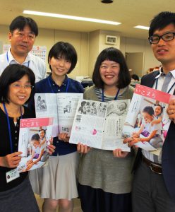 「いこまち」を制作する広報広聴課の職員