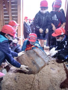 氷室から氷を取り出す児童