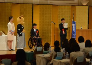 表彰式では学生援護賞の受賞者らに賞状などが手渡された