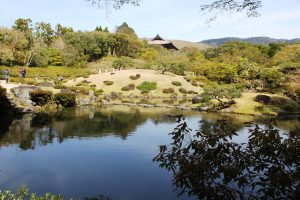 依水園の後園。若草山や春日山、東大寺南大門が借景だ