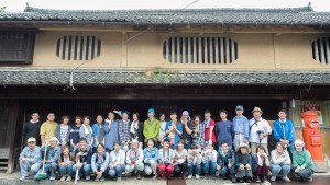 会場づくりや作品制作の手伝いなどするサポーターら＝昨年７月、宇陀市